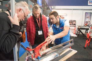 Italiaanse vingervlugheid op de stand van Montolit