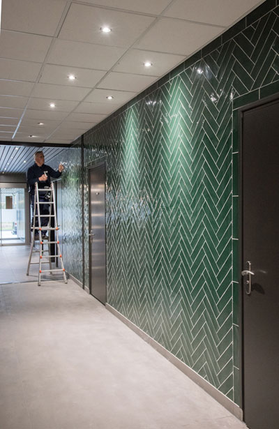 Nieuwe entree met visgraat in groen bekleed