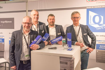 Schönox trots op Q-tec met v.l.n.r. Albert Sprokkereef, Theo van Schaik, Gertjan Modderman en Klaus Bartman