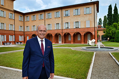 Giovanni Savorani vertegenwoordigt de Italiaanse tegelindustrie vanuit het gebouw van de Confindustria