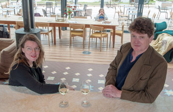 Architecten  Jan van Erven Dorens en Renée Appelo aan de bar