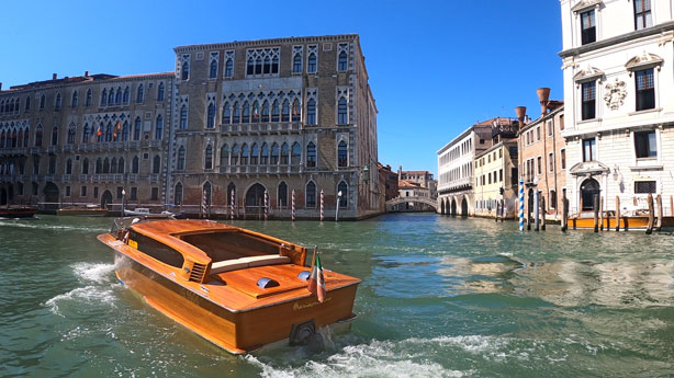 De aantrekkingskracht van de boot in Venetië