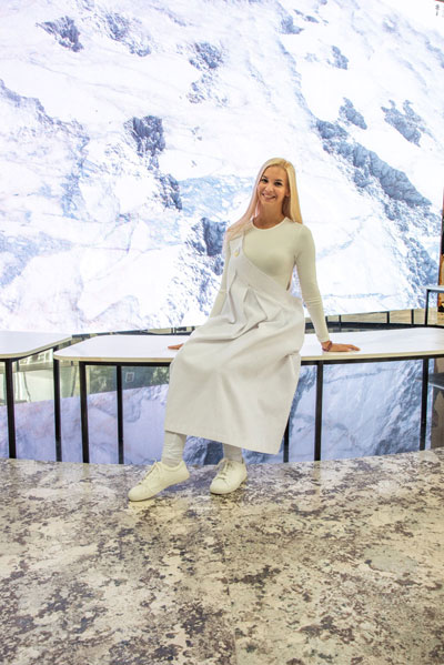 Gastvrouwen in witte wereld van waterstof