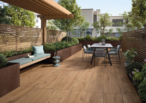 Terras met keramisch hout uit serie Oakpark Outdoor