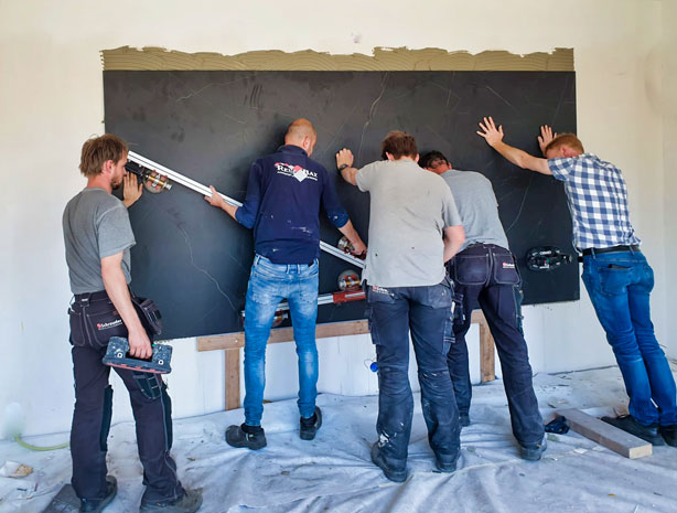 René Bax en zijn team brengen slabs aan voor de wandkast 