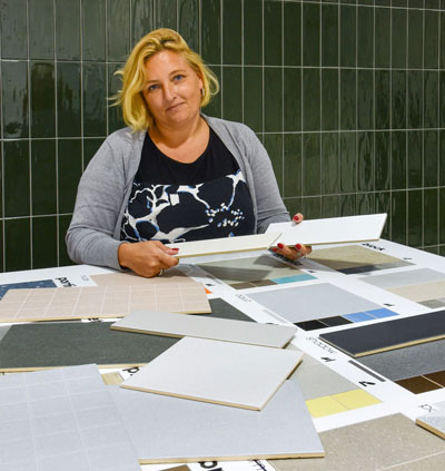 Judith van Loij demonstreert nieuwe tafel