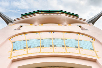 Het boegbeeld van de hoofdtoren in Jugendstil