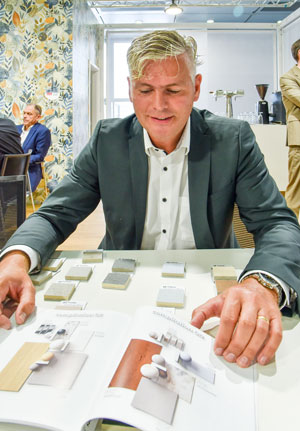 Kees Bootsman toont nieuwe samples en brochures